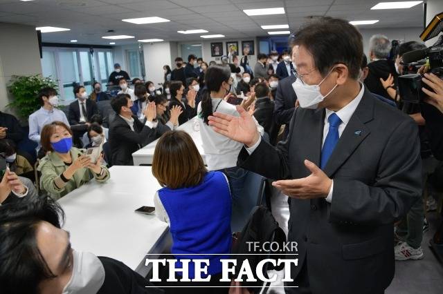 이재명 더불어민주당 대표가 5일 오전 서울 영등포구 더불어민주당 중앙당사에서 열린 '당원존' 개관식 겸 공개 최고위원회의에 참석해 당원들과 인사하고 있다. /남윤호 기자