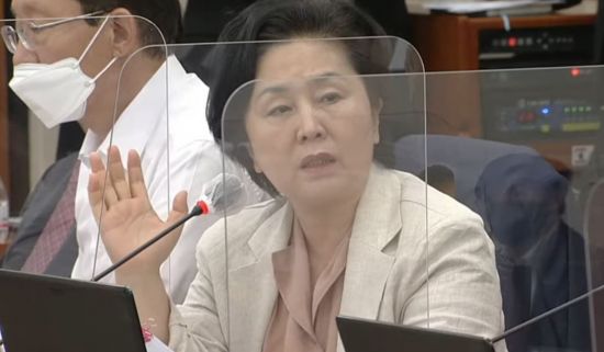 김영선 의원이 기획재정부 국감장에서 질의하고 있다. [이미지출처=국회방송 캡처]