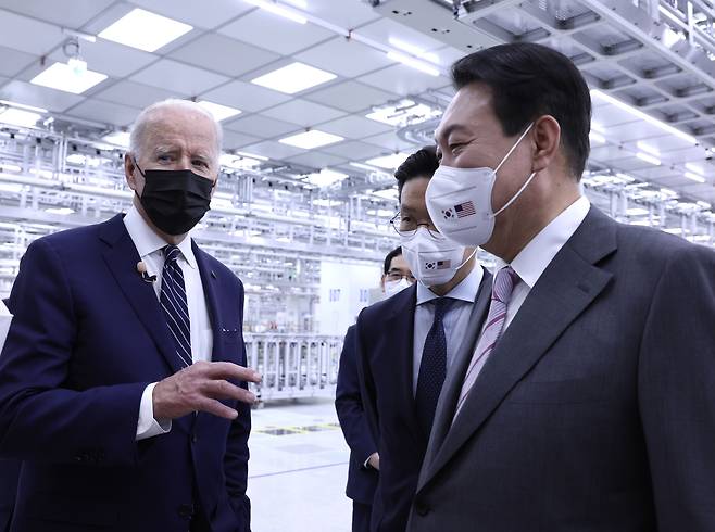윤석열 대통령과 조 바이든 미국 대통령이 지난 5월20일 경기 평택 삼성전자 반도체 공장을 둘러보며 대화하고 있는 모습 /뉴스1