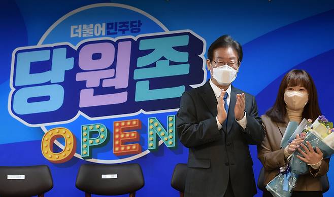 이재명(왼쪽) 더불어민주당 대표가 5일 오전 서울 여의도 민주당사에서 열린 ‘당원존’ 개관식에서 한 당원과 함께 박수를 치고 있다. 당원존은 당원이면 누구나 자유롭게 드나들 수 있는 당사 내 공간이다. /국회사진기자단