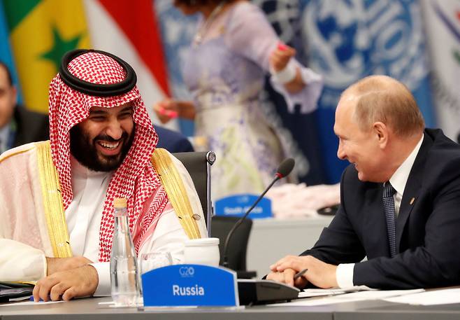 OPEC+의 두 중심축인 빈살만(왼쪽) 사우디 왕세자와 블라디미르 푸틴 러시아 대통령.