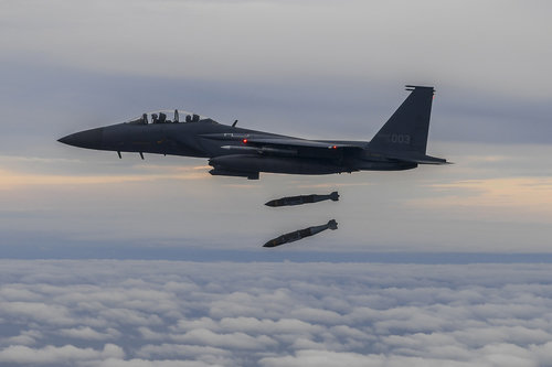 4일 북한이 중거리탄도미사일 발사로 도발하자 한미 연합 공격편대군 정밀폭격 훈련에 나선 공군 F-15K가 정밀유도폭탄인 합동직격탄(JDAM) 2발을 발사하고 있다. 합동참모본부 제공