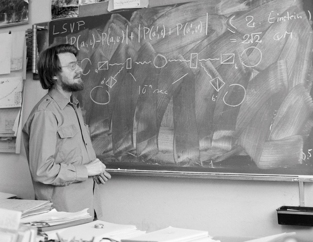 CERN에서 입자가속기를 연구하던 양자이론물리학자 존 벨은 1964년 안식년을 맞아 EPR 논문을 연구하다 ‘벨의 정리’를 발견했다. 1982년  CERN의 실험실에서.  유럽입자물리연구소 제공