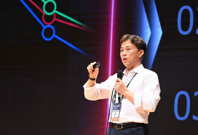 곽노정 SK하이닉스 사장이 메모리 반도체 업계가 직면한 기술 한계 극복를 주제로 발표했다.