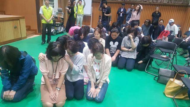 2017년 9월, 서울 강서구 탑산초에서 열린 ‘강서지역 특수학교 설립을 위한 교육감과 주민 토론회’에서 장애학생 부모들이 무릎을 꿇고 주민 찬성을 호소하고 있다. 이후 지적장애 공립 특수학교인 서울서진학교가 2020년 3월 1일 개교했다. 서진학교는 지난해 초등학생 12명, 중학생 5명, 고등학생 3명 등 총 20명의 첫 졸업생을 배출했다. 한국일보 자료사진