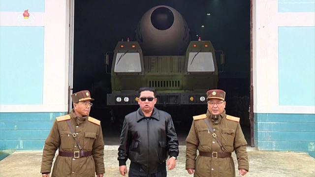 김정은(가운데) 북한 국무위원장이 지난 3월 24일 대륙간탄도미사일(ICBM) 시험발사를 현장 지도하고 있다. 조선중앙TV 캡처 뉴시스