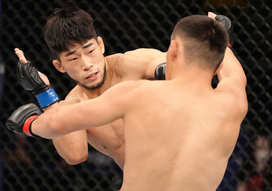 지넨시비에크에게 주먹을 뻗는 김경표.(사진=UFC)