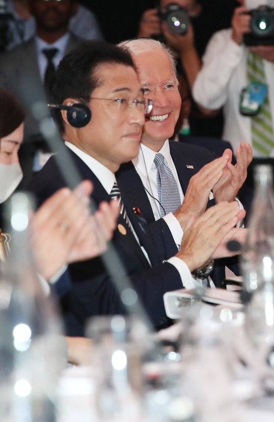 조 바이든 미국 대통령과 기시다 후미오 일본 총리가 지난달 21일(현지시간) 미국 뉴욕에서 열린 글로벌펀드 제7차 재정공약회의에서 에마뉘엘 마크롱 프랑스 대통령의 연설에 박수를 치고 있다. 연합뉴스