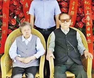 장쩌민 전 중국 국가주석(오른쪽)이 부인과 함께 앉아 있는 모습 뒤에 시진핑 주석 부부가 보낸 축하 화환이 놓여 있다.   홍콩 명보 캡처