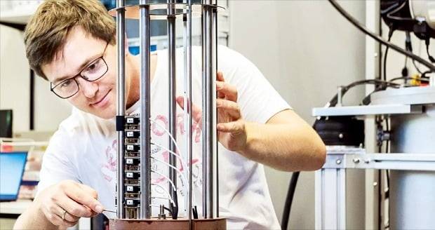 < 기업과 공동연구 매진 중인 학생 > 뮌헨공대 학생들은 학부 때부터 독일 대기업과 공동 연구를 통해 실무 경험을 쌓고 실제 산업 현장에서 필요한 능력을 키운다. 대학은 재정적으로 안정된 상태에서 질 좋은 연구를 할 수 있고, 기업은 좋은 인재를 선점할 수 있는 모델이다. 뮌헨공대의 한 학생이 실험용 초전도 자석 시스템을 만들고 있다.   뮌헨공대 홈페이지