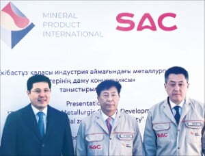 한형기 에스에이씨 대표(가운데)가 지난 4일 카자흐스탄 파블로다르주 에키바스투스시 철강산업단지 예정지에서 열린 협약식에서 아블카이르 스카코프 파블로다르 주지사(왼쪽), 세르게이 칸 MPI 회장과 기념사진을 찍고 있다. 에스에이씨 제공