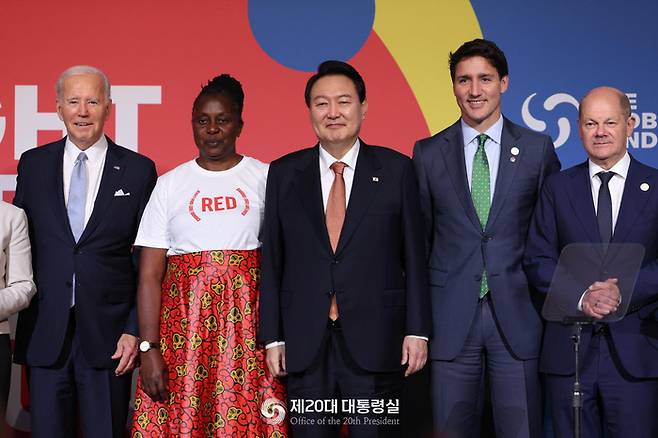 윤석열 대통령이 지난 달 21일(현지시간) 미국 뉴욕의 한 빌딩에서 열린 글로벌펀드 제7차 재정공약회의에서 조 바이든 미국 대통령을 비롯한 각국 정상들과 기념 촬영을 하고 있다. 대통령실 제공