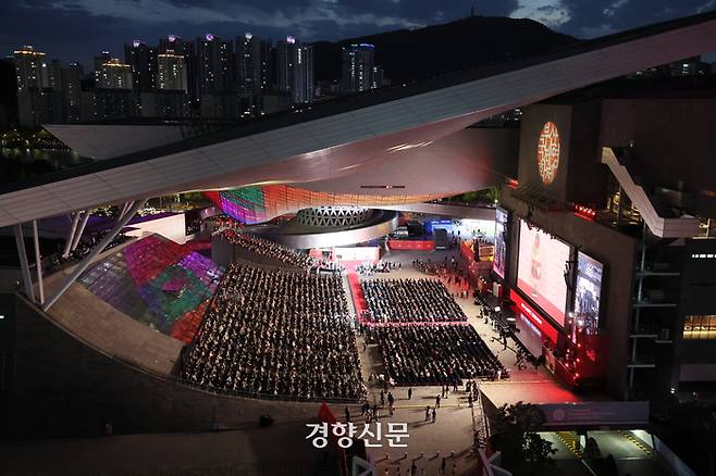 5일 부산 해운대구 영화의전당 야외극장에서 제27회 부산국제영화제(BIFF) 개막식이 열리고 있다. 정지윤 선임기자
