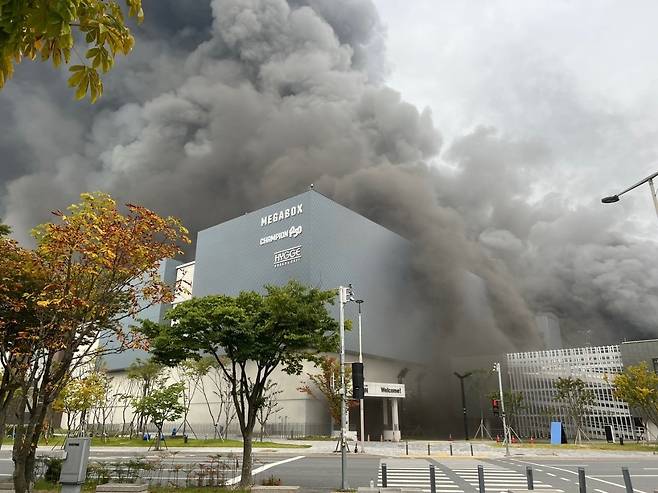 The Hyundai Premium Outlet in Daejeon is surrounded by black smoke from fire on Sep. 26. (Yonhap)