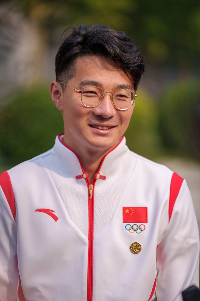 런쯔웨이가 2022-23 쇼트트랙 국가대표팀 주장으로 참석한 행사에서 웃고 있다. © 중국빙상경기연맹