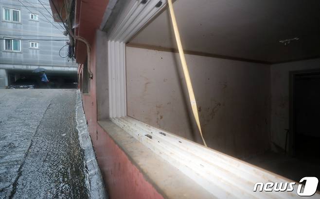 기록적인 폭우로 피해를 입었던 서울 관악구 신림동의 다세대 주택 반지하가 창문을 떼어놓은 채 방치되고 있다. /사진=뉴스1