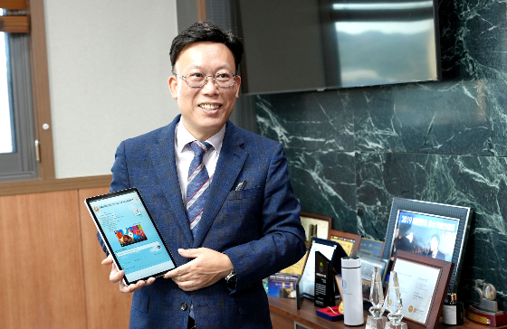 강정현 아라소프트 대표가 멀티미디어형 전자책 '아라북'을 소개하고 있다/사진제공=아라소프트