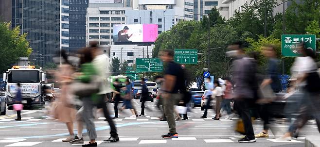 서울 종로구 광화문사거리 일대에서 직장인들이 힘찬 발걸음으로 거리를 지나고 있다. [사진=임세준 기자]