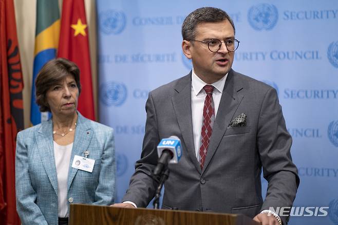 [유엔본부=AP/뉴시스]드미트리 쿨레바 우크라이나 외교장관이 지난 9월22일 유엔 안전보장이사회가 열리는 층에서 기자들을 상대로 기자회견을 하고 있다. 2022.9.22.