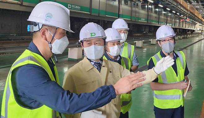 [대전=뉴시스] 조명휘 기자 = 제9대 연규양(가운데) 대전교통공사 사장이 5일 취임한 뒤 첫 일정으로 판암차량기지를      방문해 전동차 점검 현장을 살피고 있다. (사진= 대전교통공사 제공) 2022.10.05. photo@newsis.com *재판매 및 DB 금지