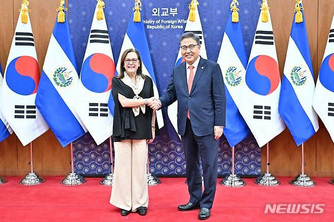 [서울=뉴시스]박진 외교부 장관은 5일 공식 방한 중인 알렉산드라 힐 엘살바도르 외교부 장관과 회담 및 만찬을 가졌다. (사진=외교부 제공) 2022.10.05. photo@newsis.com