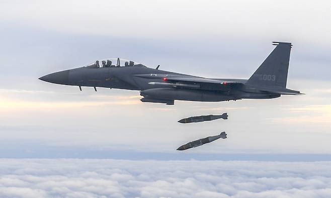 지난 4일 한미 군 당국이 펼친 정밀폭격훈련에 참가한 F-15K가 공대지 합동 직격탄(JDAM)을 투하하는 모습. 합참 제공