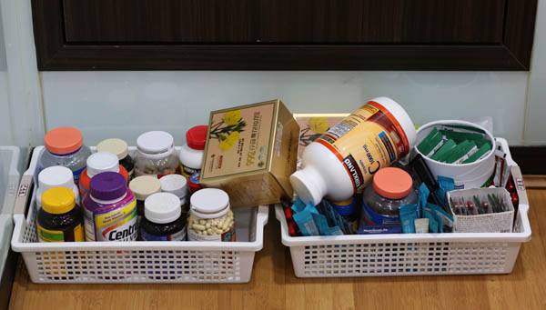 정일경 원장의 진료실에는 당뇨약과 혈압약 등 환자가 더 이상 먹지 않는 약병이 바구니에 가득 쌓여 있다. / 주미영 작가