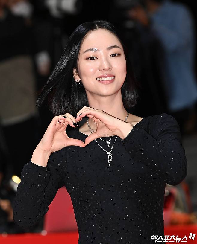 Busan, ) The opening ceremony of the 27th Busan International Film Festival (BIFF) was held at the Udong Film Hall in Busan Metropolitan City on the afternoon of the 5th.Actor Jeon Yeo-been, who attended the event, is walking on Red Carpet.