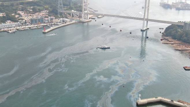 여수 해상 기름 유출 [여수해경 제공. 재판매 및 DB 금지] photo@yna.co.kr