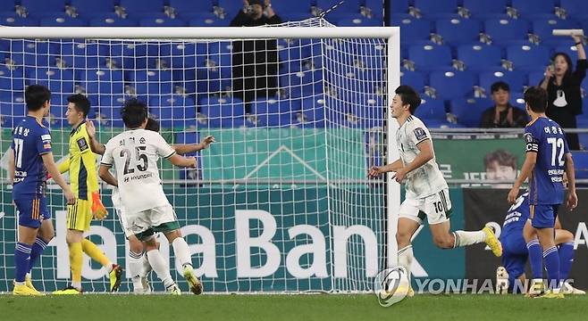 역전 골 넣은 조규성 (울산=연합뉴스) 김용태 기자 = 5일 울산 문수축구경기장에서 열린 2022 하나원큐 FA컵 4강 울산 현대와 전북 현대의 경기에서 전북 조규성이 역전 골을 넣고 환호하고 있다. 2022.10.5 yongtae@yna.co.kr