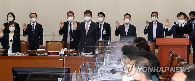 선서하는 조규홍 보건복지부 장관 (서울=연합뉴스) 이정훈 기자 = 조규홍 보건복지부 장관이 5일 국회 보건복지위원회에서 열린 보건복지부·질병관리청에 대한 국정감사에서 선서하고 있다. 2022.10.5 [국회사진기자단] uwg806@yna.co.kr