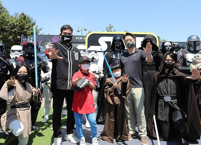 지난 5월 정용진(왼쪽에서 두 번째)이 인천 SSG 랜더스필드에서 열린 어린이날 기념 ‘스타워즈’ 굿즈 행사에서 포즈를 취하고 있다.(사진=SSG닷컴)