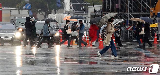 우산 쓴 시민들이 발걸음을 재촉하고 있다. (자료사진) ⓒ News1