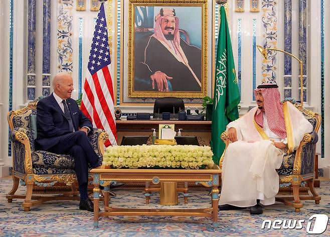 조 바이든 미국 대통령이 취임 후 첫 중동 순방에 나서 사우디아라비아 제다에서 살만 빈 압둘아지즈 알사우드 국왕과 만나고 있다. 2022.7.16 ⓒ AFP=뉴스1