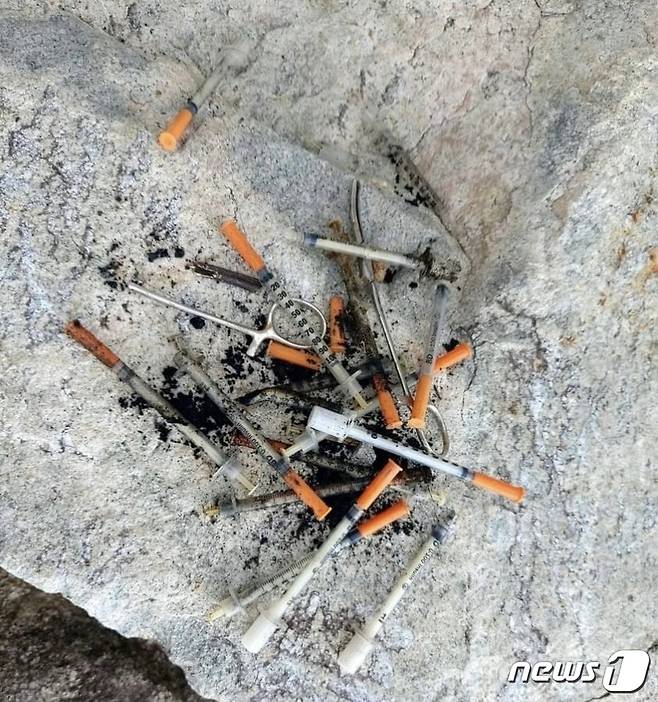 5일 경남 창원시 진해구 소죽도 해안가 방파제에서 발견된 주사기 10여개 모습.(독자제공)