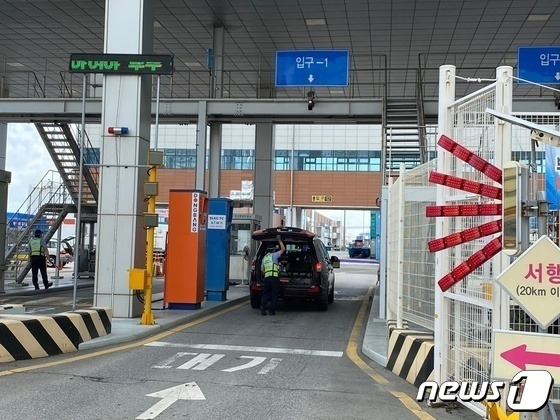 29일 오전 부산항보안공사 소속 청원 경찰이 부두에 진입한 차량을 검색하고 있다.2021.8.20 ⓒ 뉴스1 손연우기자