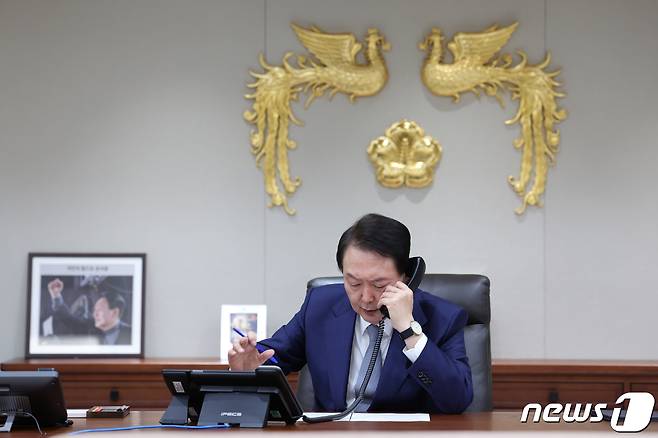 윤석열 대통령이 6일 오후 용산 대통령실에서 기시다 후미오 일본 총리와 전화 통화를 하고 있다. (대통령실 제공) 2022.10.6/뉴스1 ⓒ News1 안은나 기자