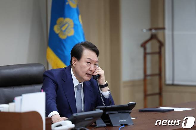 윤석열 대통령이 6일 오후 용산 대통령실에서 기시다 후미오 일본 총리와 전화통화하고 있다. (대통령실 제공) 2022.10.6/뉴스1 ⓒ News1 안은나 기자