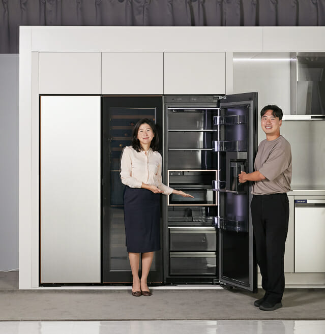 삼성전자 생활가전사업부 CX팀 이보나 상무와 팀원들이 인간공학디자인상 '그랑프리'를 수상한 비스포크 인피니트 라인 1도어 냉장고를 소개하고 있는 모습(사진=삼성전자)