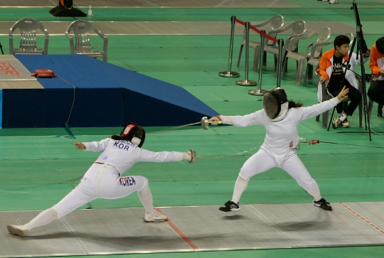 충남체고 김나현 선수(오른쪽)가 4강전에서 경기대표 선수와 접전을 벌이고 있다. 사진=정종만 기자
