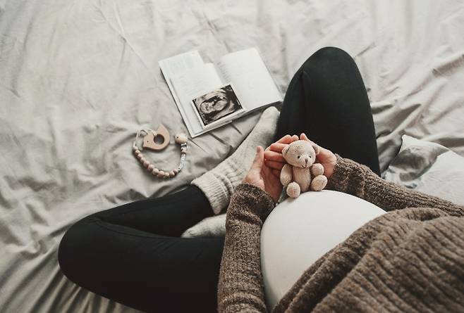임신했을 때 대기오염에 노출되면 태아에게도 영향을 미칠 수 있다는 연구 결과가 국제학술지 '랜싯 지구건강' 10월 1일자에 발표됐다. 게티이미지뱅크