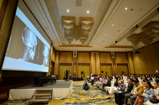지난 30일 휴젤이 'IMCAS Asia 2022 -인더스트리얼 세션'에 참여, 단독 학술 심포지엄을 진행하고 있다. 휴젤 제공.