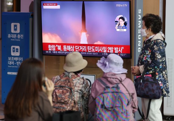 불안한 시민들북한이 6일 오전 평양에서 동해상으로 단거리 탄도미사일 2발을 발사했다. 시민들이 이날 서울역 대합실에서 북한 미사일 발사 관련 방송을 보고 있다. 연합뉴스