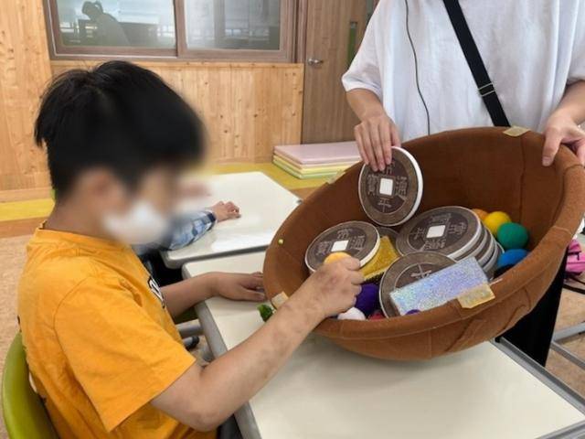 발달장애를 가진 황민재(가명)군이 학교에서 놀이수업을 하고 있다. 민재군은 충동성 조절, 자·타해 등 행동문제를 겪고 있는 상황이다. 팔에도 자해로 인한 멍이 가득하다. 부모는 절박한 마음으로 아들을 위해 한때 매달 200만 원에 달하는 재활치료비를 쏟아부었다. 부모 제공