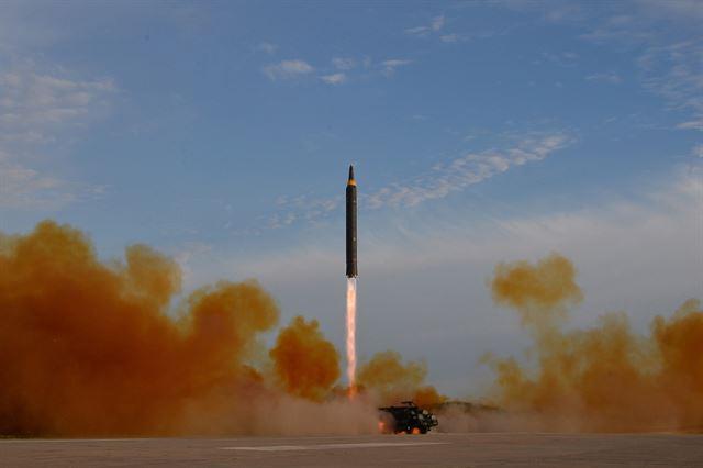 북한 조선중앙통신이 2017년 공개한 중거리탄도미사일(IRBM)인 화성-12형 발사 장면. 연합뉴스