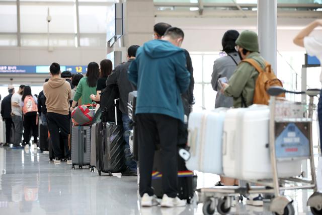 5일 인천국제공항 출국장에서 여객기 탑승객들이 출국 수속을 위해 줄을 서고 있다. 지난 1일 입국 후 코로나19 유전자증폭(PCR) 검사 의무가 없어지며 해외여행 수요는 급증세다. 뉴스1