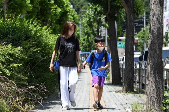 지난 6월 3일 학교를 마친 발달장애 아동 윤준우(9)군이 어머니 유수희씨와 함께 손잡고 귀가하고 있다. 사진은 기사와 관련 없음. 이한호 기자
