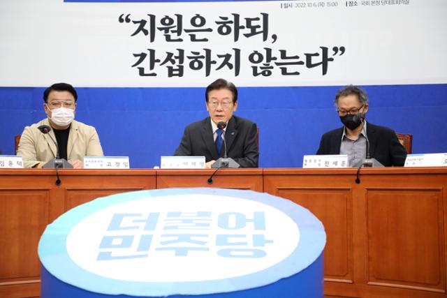 이재명(가운데) 더불어민주당 대표가 6일 국회에서 웹툰협회, 한국만화가협회, 우리만화연대 등 만화예술인 단체와 간담회를 하고 있다. 뉴시스