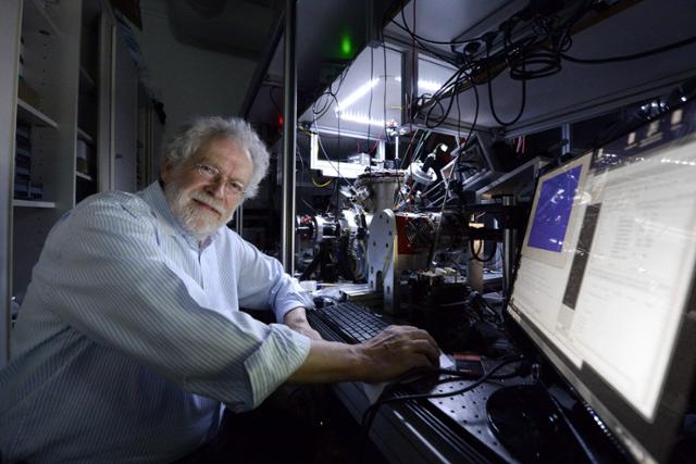 올해 노벨물리학상 수상자로 선정된 안톤 차일링거 오스트리아 빈대 교수가 2015년 5월 자신의 연구실에 앉아 있는 모습. 그는 양자 원격전송을 처음 시연했다. 빈=AFP연합뉴스