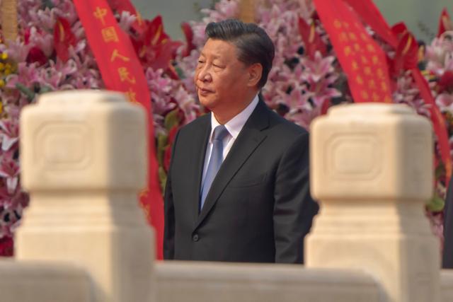 중국 열사 기념일인 지난달 30일 시진핑 중국 국가주석이 베이징 톈안먼광장의 인민영웅기념비 주변에 놓인 화환 곁을 지나고 있다. 연합뉴스